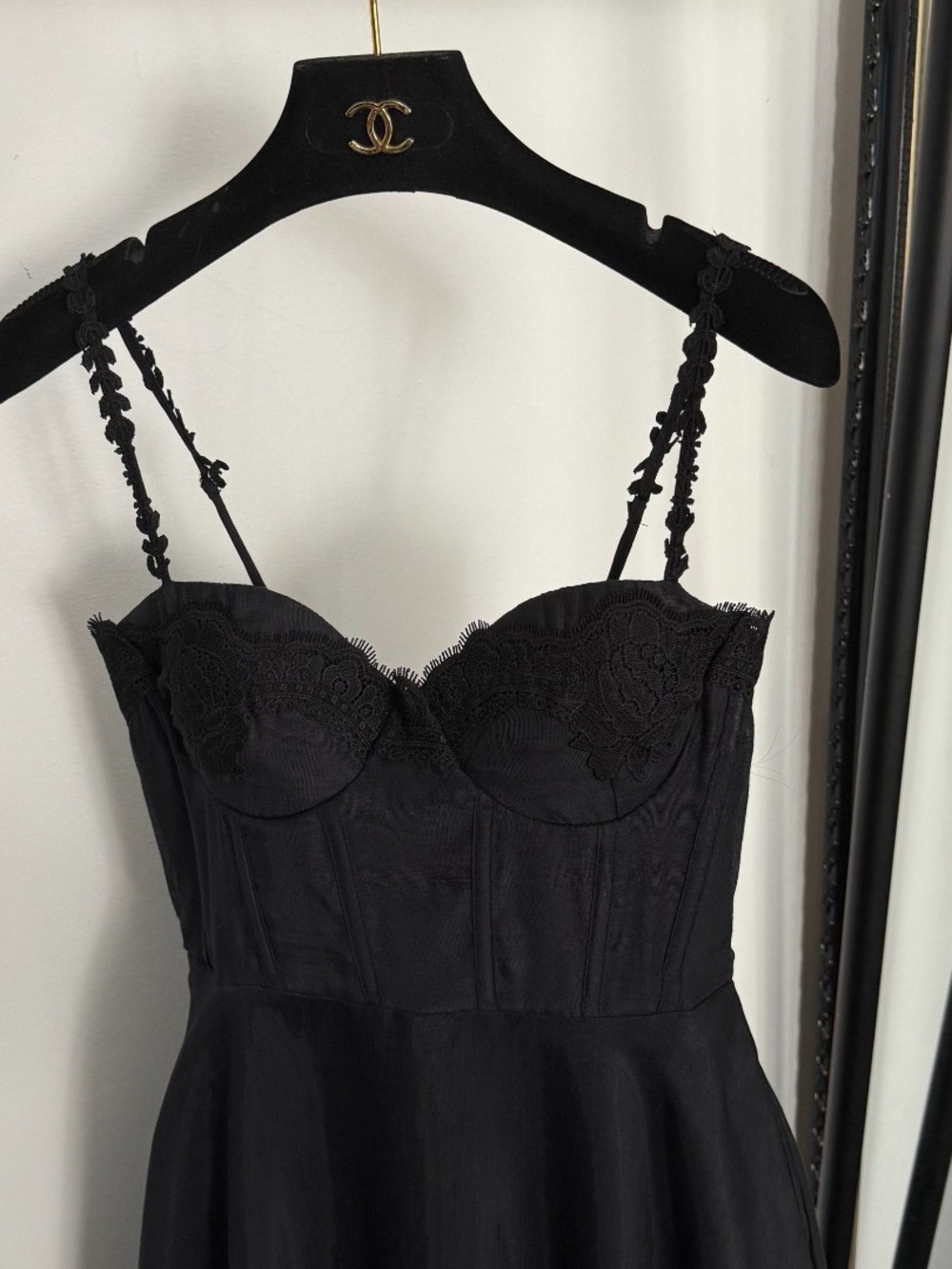 Elegant Black Maxi Dress with Sweetheart Neckline - Picture 2 of 4